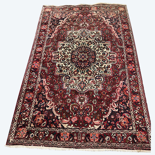 Bakhtiar wool carpet, hand-knotted, with floral design