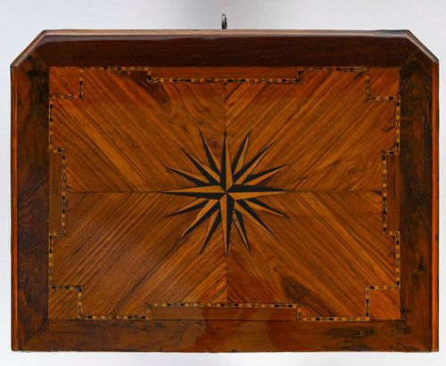 Petit meuble d’entre-deux en marqueterie à décor Rose des Vents d’époque Louis XVI vers 1790