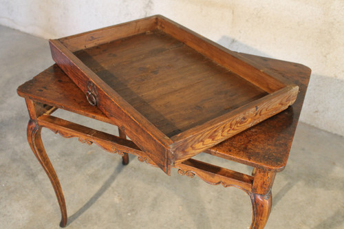 Petite table à écrire bureau en orme et noyer avec un tiroir époque 18ème style Louis XV 