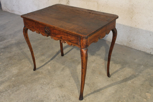 Petite table à écrire bureau en orme et noyer avec un tiroir époque 18ème style Louis XV 