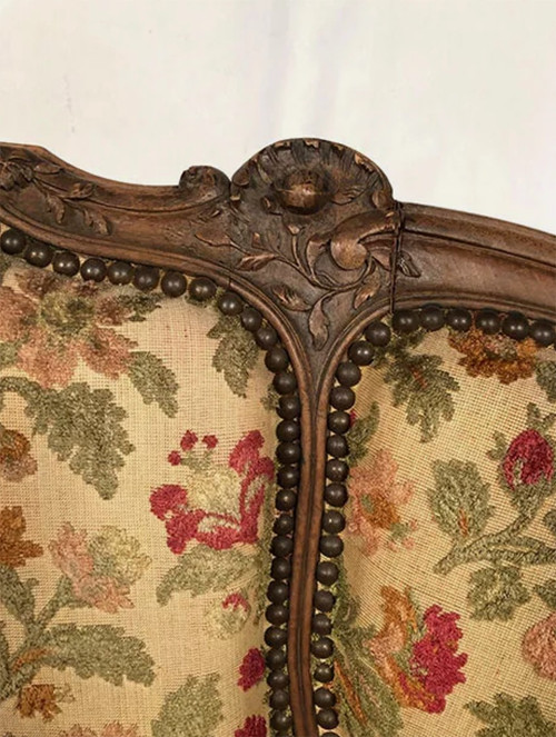 Piccolo divano in stile rococò in noce riccamente intagliato, XIX secolo