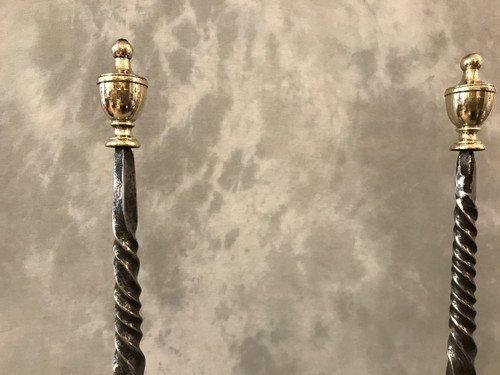 Große schmiedeeiserne und messingfarbene Feuerböcke aus dem 17.