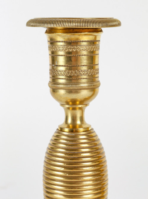 Ein Paar kleiner Kerzenhalter, genannt Ragot, aus ziselierter und vergoldeter Bronze Epoche des Empire um 1810