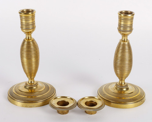 Ein Paar kleiner Kerzenhalter, genannt Ragot, aus ziselierter und vergoldeter Bronze Epoche des Empire um 1810
