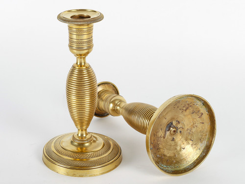 Ein Paar kleiner Kerzenhalter, genannt Ragot, aus ziselierter und vergoldeter Bronze Epoche des Empire um 1810