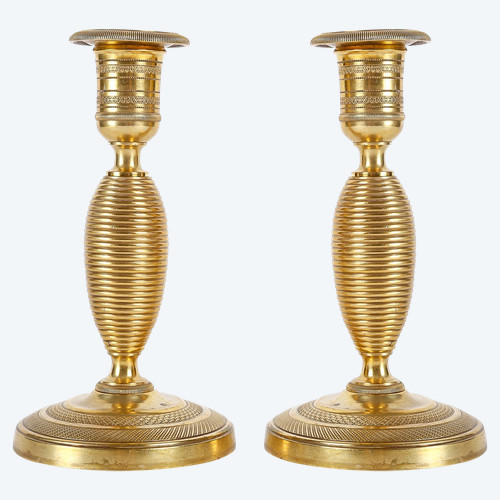 Ein Paar kleiner Kerzenhalter, genannt Ragot, aus ziselierter und vergoldeter Bronze Epoche des Empire um 1810