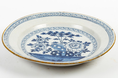 Delft earthenware dish circa 1750 decorated with bamboo branches - Manufacture L'Aiguière de Porcela