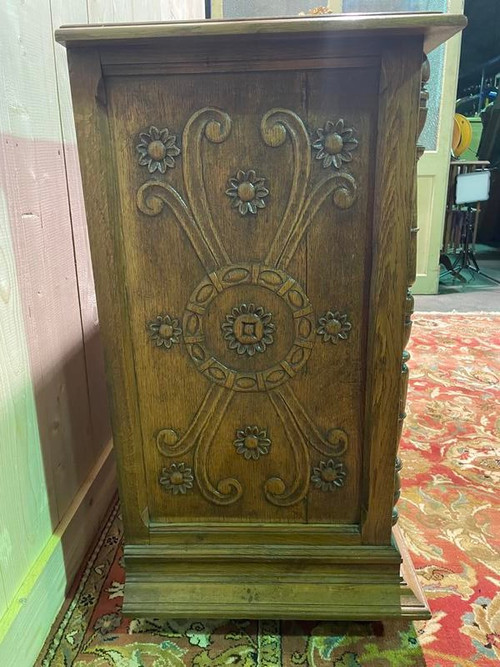 Buffet de style Renaissance en chêne sculpté 