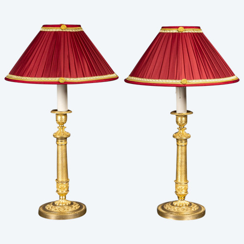 Coppia di candelieri di epoca Impero montati come lampade in bronzo finemente cesellato a squame di pesce