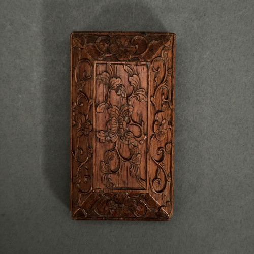 Scatola da compagnia in legno intagliato a mano con decorazione a fogliame