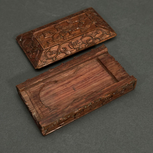 Scatola da compagnia in legno intagliato a mano con decorazione a fogliame