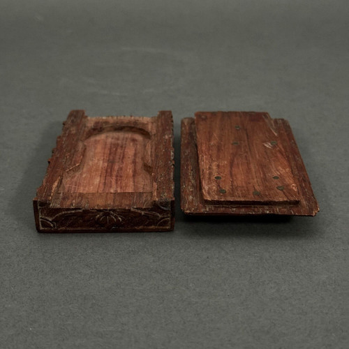 Scatola da compagnia in legno intagliato a mano con decorazione a fogliame