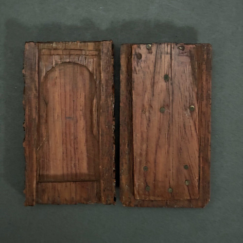 Scatola da compagnia in legno intagliato a mano con decorazione a fogliame