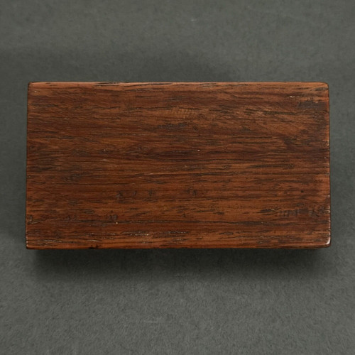 Scatola da compagnia in legno intagliato a mano con decorazione a fogliame
