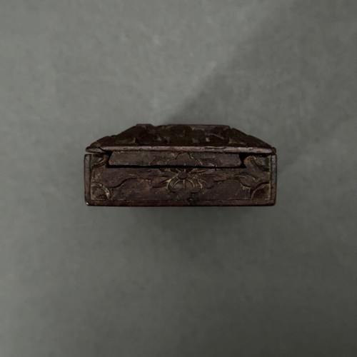 Scatola da compagnia in legno intagliato a mano con decorazione a fogliame