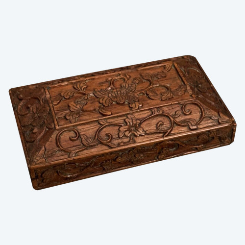 Scatola da compagnia in legno intagliato a mano con decorazione a fogliame