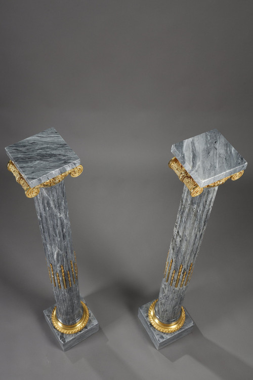 Paire de colonnes en marbre, cannelées, rudentées et à chapiteaux ioniques