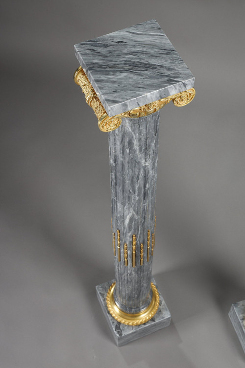 Paire de colonnes en marbre, cannelées, rudentées et à chapiteaux ioniques