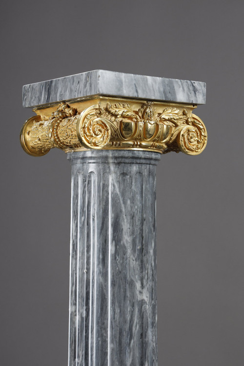 Paire de colonnes en marbre, cannelées, rudentées et à chapiteaux ioniques