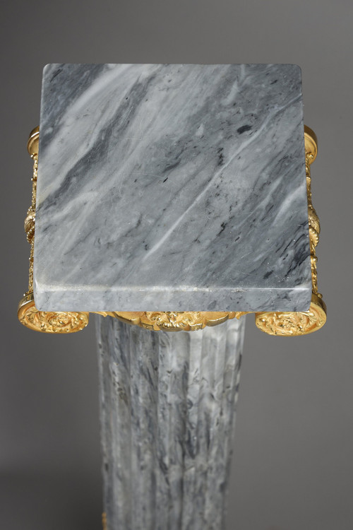 Paire de colonnes en marbre, cannelées, rudentées et à chapiteaux ioniques