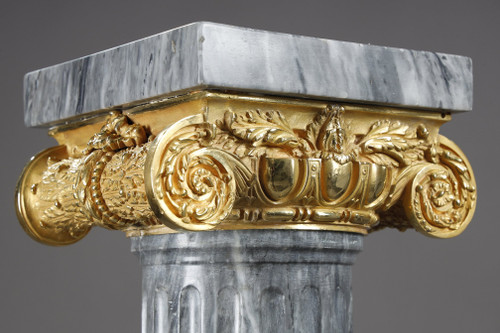 Paire de colonnes en marbre, cannelées, rudentées et à chapiteaux ioniques