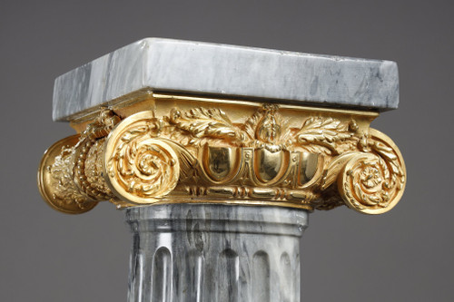Paire de colonnes en marbre, cannelées, rudentées et à chapiteaux ioniques