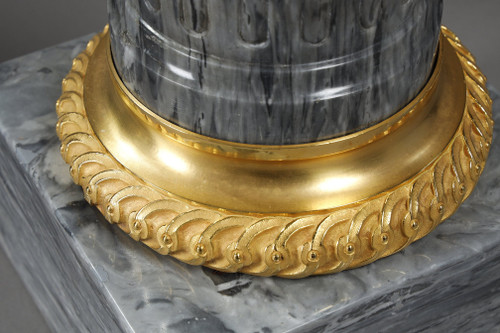 Paire de colonnes en marbre, cannelées, rudentées et à chapiteaux ioniques