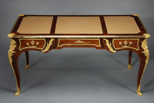Flacher Schreibtisch im Stil von Louis XV aus Intarsien und reicher vergoldeter Bronzefassung