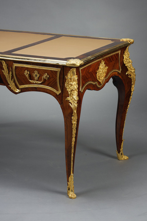 Flacher Schreibtisch im Stil von Louis XV aus Intarsien und reicher vergoldeter Bronzefassung