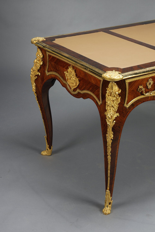 Flacher Schreibtisch im Stil von Louis XV aus Intarsien und reicher vergoldeter Bronzefassung