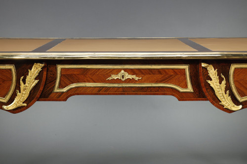 Flacher Schreibtisch im Stil von Louis XV aus Intarsien und reicher vergoldeter Bronzefassung