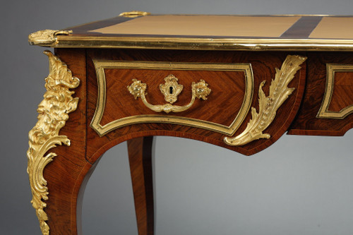 Flacher Schreibtisch im Stil von Louis XV aus Intarsien und reicher vergoldeter Bronzefassung