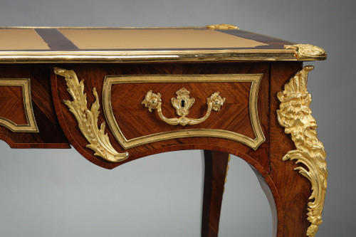 Flacher Schreibtisch im Stil von Louis XV aus Intarsien und reicher vergoldeter Bronzefassung