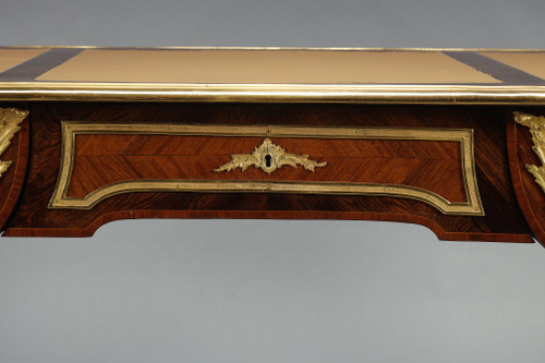 Flacher Schreibtisch im Stil von Louis XV aus Intarsien und reicher vergoldeter Bronzefassung