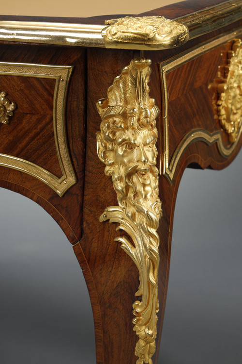 Flacher Schreibtisch im Stil von Louis XV aus Intarsien und reicher vergoldeter Bronzefassung