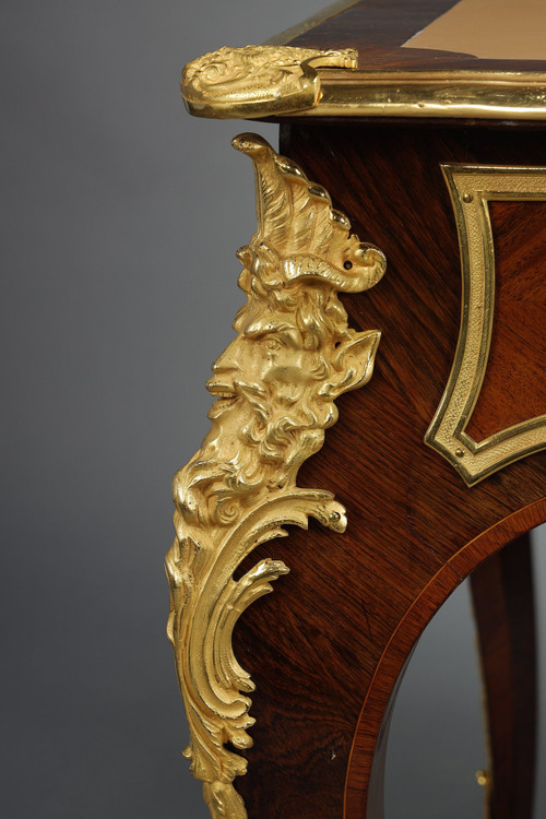 Flacher Schreibtisch im Stil von Louis XV aus Intarsien und reicher vergoldeter Bronzefassung