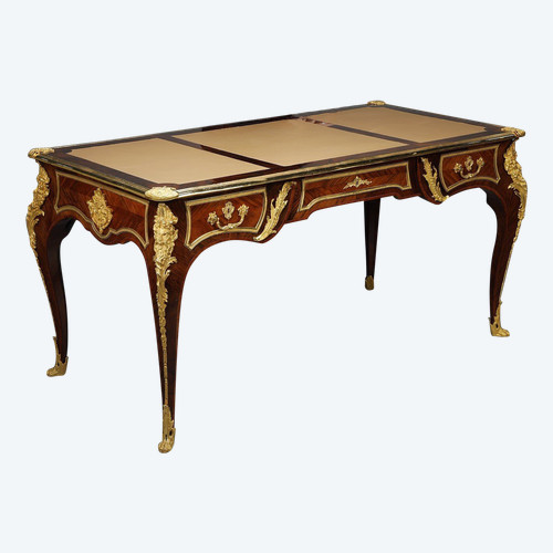 Flacher Schreibtisch im Stil von Louis XV aus Intarsien und reicher vergoldeter Bronzefassung