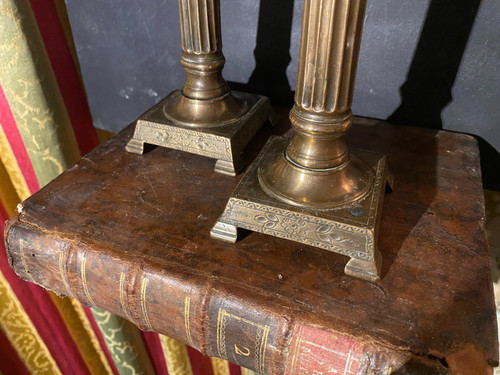  Sehr schöne Paar Kerzenhalter Korinthische Säule Bronze Ende des 18. Jahrhunderts im Stil Louis XVI