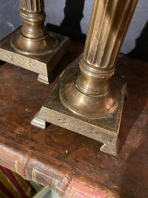  Sehr schöne Paar Kerzenhalter Korinthische Säule Bronze Ende des 18. Jahrhunderts im Stil Louis XVI