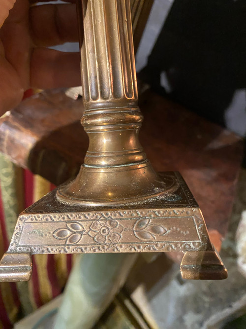  Sehr schöne Paar Kerzenhalter Korinthische Säule Bronze Ende des 18. Jahrhunderts im Stil Louis XVI