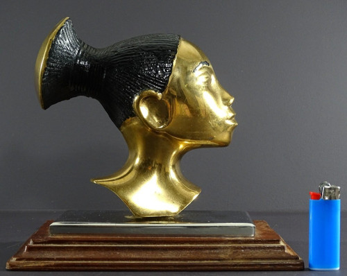 Francia, 1930/1950, profilo di donna Mangbetu in bronzo su base in metallo cromato e legno.
