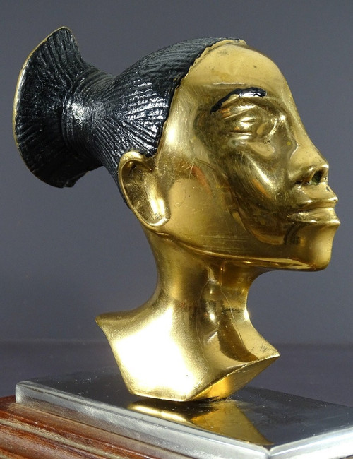 Francia, 1930/1950, profilo di donna Mangbetu in bronzo su base in metallo cromato e legno.