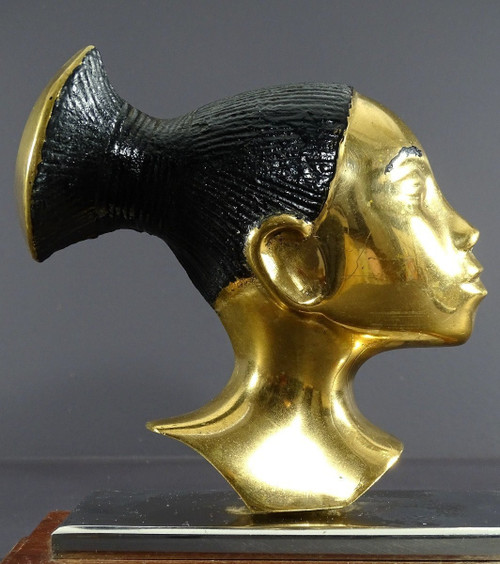 Francia, 1930/1950, profilo di donna Mangbetu in bronzo su base in metallo cromato e legno.