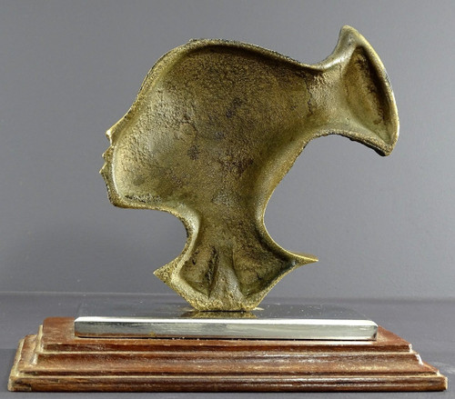 Francia, 1930/1950, profilo di donna Mangbetu in bronzo su base in metallo cromato e legno.