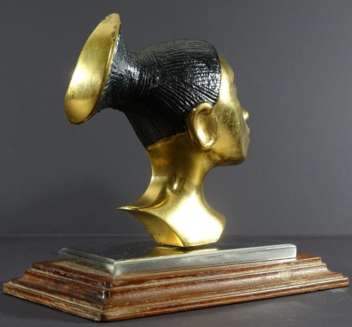 Francia, 1930/1950, profilo di donna Mangbetu in bronzo su base in metallo cromato e legno.