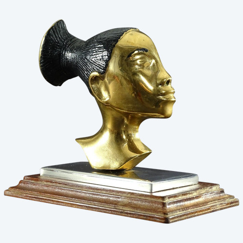 Francia, 1930/1950, profilo di donna Mangbetu in bronzo su base in metallo cromato e legno.