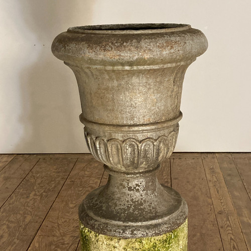 Gedeckte gusseiserne Vase XVIII