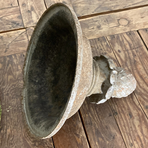 Gedeckte gusseiserne Vase XVIII