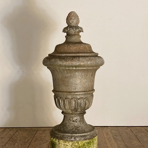 Gedeckte gusseiserne Vase XVIII