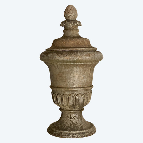 Gedeckte gusseiserne Vase XVIII